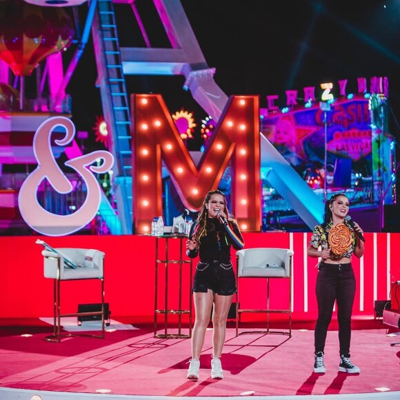 Maiara e Maraisa rebolam ao som de funk de Anitta em live