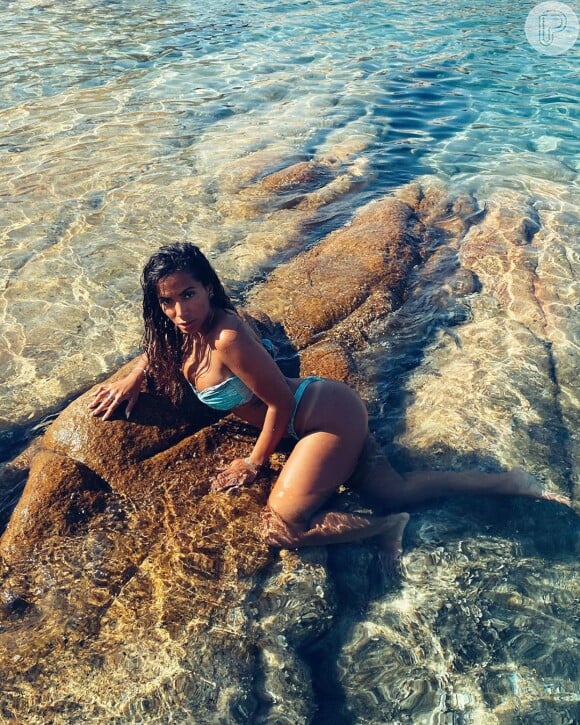 Anitta deixa bronze à mostra em foto de biquíni