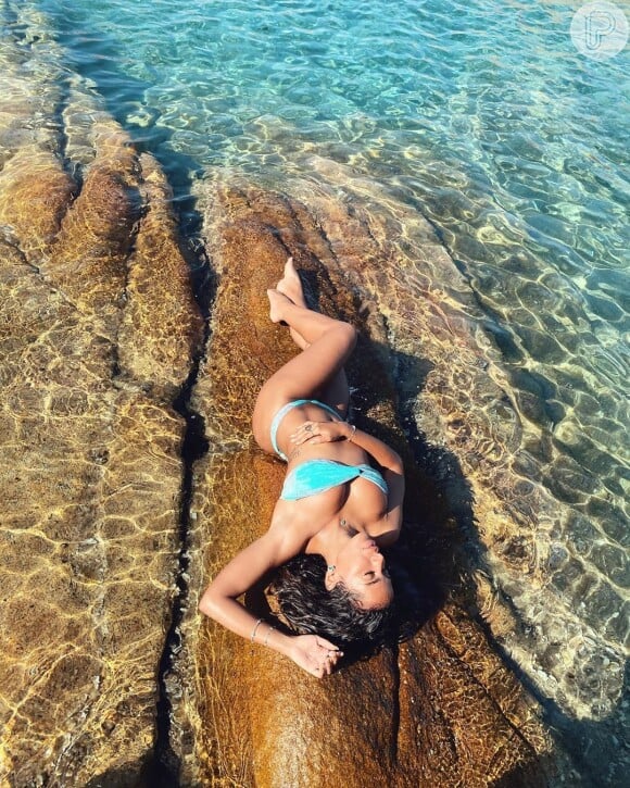 Anitta exibe curvas em foto de biquíni tomara que caia