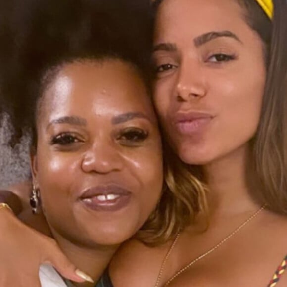 Anitta nota mudança no corpo após massagem modeladora. Veja vídeo postado nesta segunda-feira, dia 17 de agosto de 2020