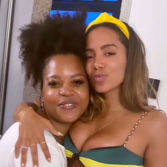 Anitta fez massagem modeladora com especialista brasileira
