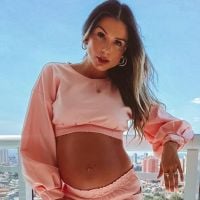 Flávia Viana fica impressionada com barriga de gravidez em vídeo de biquíni