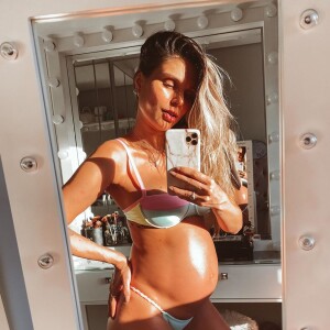 Flávia Viana destaca tamanho de barriga de gravidez em foto