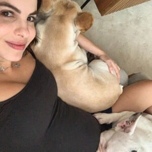 Sthefany Brito garantiu que nunca tiraria os cachorros de sua casa