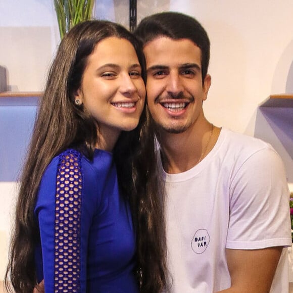 Enzo Celulari tentou acompanhar os passos da irmã, Sophia Raia, em coreografia no TikTok neste domingo, 23 de agosto de 2020