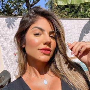 Hariany Almeida usa look com decote e mostra resultado de silicone