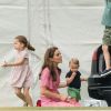 Filha de Kate Middleton e William, Charlotte 'ama usar' sua tiara de brinquedo