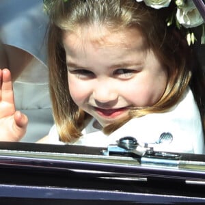 Filha de Kate Middleton e William, Charlotte tem uma tiara de brinquedo com a qual adora brincar