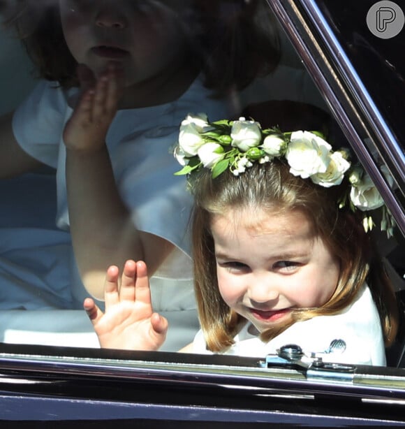 Filha de Kate Middleton e William, Charlotte tem uma tiara de brinquedo com a qual adora brincar