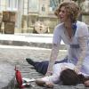 Constância (Patrícia Pillar) socorre Laura (Marjorie Estiano) depois de atropelamento, em 'Lado a Lado'