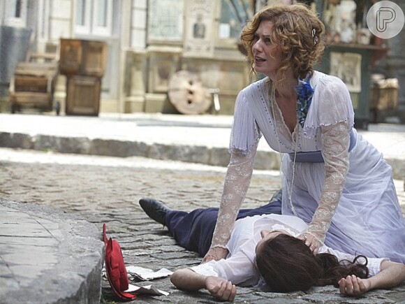 Constância (Patrícia Pillar) socorre Laura (Marjorie Estiano) depois de atropelamento, em 'Lado a Lado'