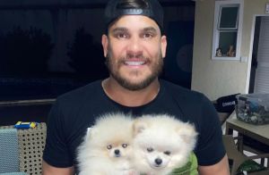 Cauan posta foto com namorada e filha após ter alta: 'Finalmente em casa'