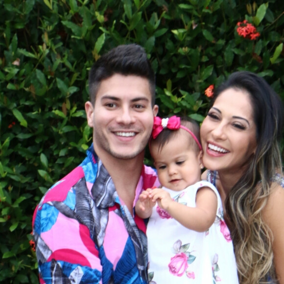 Mayra Cardi fez as pazes com Arthur Aguiar em prol da filha, Sophia, de 1 ano