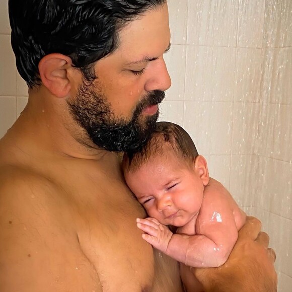 Sorocaba encantou fãs em foto recente com o filho, Theo