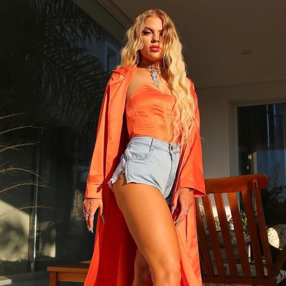 Luísa Sonza está se reinventando para levar alegria aos fãs na quarentena