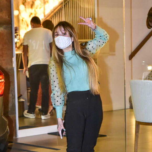 Larissa Manoela acena para fotógrafo após deixar clínica de estética