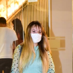 Larissa Manoela fez micropigmentação na sobrancelha e tratamento para hidratar a boca