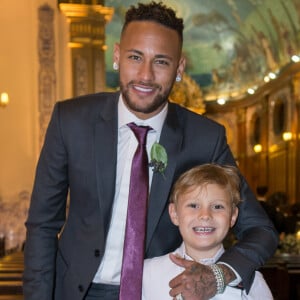 Neymar mostra tatuagem temporária do filho