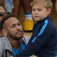 Filho de Neymar mostra 'tatuagem' e diverte jogador:'Não existe verão sem beijo'