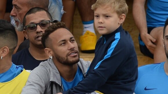 Filho de Neymar mostra 'tatuagem' e diverte jogador:'Não existe verão sem beijo'