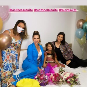 A modelo Andressa Suita posa com a irmã, Luara, em bastidor de evento