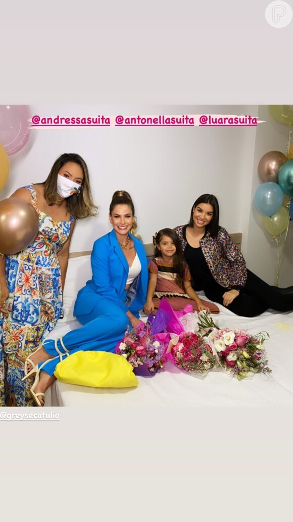 A modelo Andressa Suita posa com a irmã, Luara, em bastidor de evento