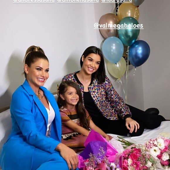 A modelo Andressa Suita posa com Luara Suita e a afilhada, Antonella