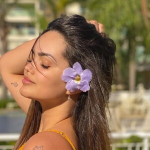 Filha de Kelly Key, Suzanna Freitas retoca tatuagem de flores