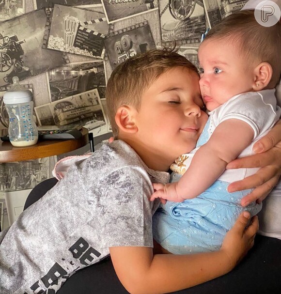 Natália Toscano compartilhou momento de cumplicidade dos filhos, Zé Filho, de 3 anos, e Angelina, de 3 meses