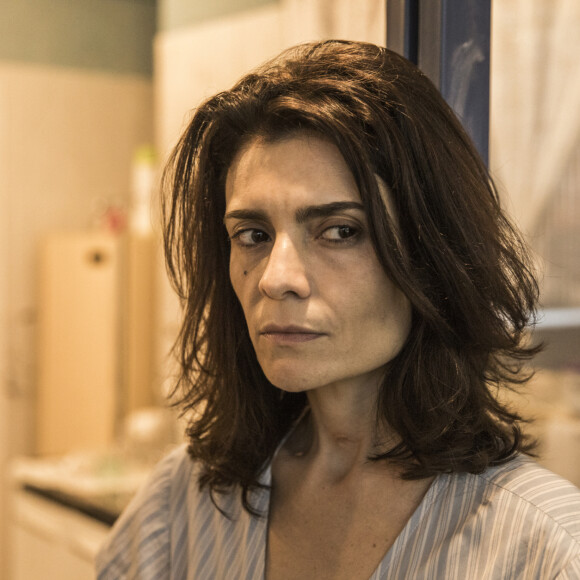 Na novela 'Amor de Mãe', Leila (Arieta Corrêa) vai ajudar Penha (Clarissa Pinheiro) a deixar a cadeia