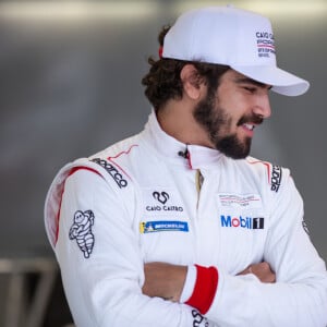 Caio Castro anuncia novidade na carreira: ele se tornou piloto profissional da Porsche Cup