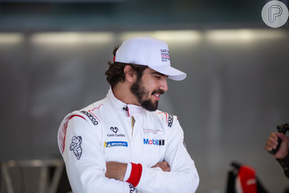Caio Castro anuncia novidade na carreira: ele se tornou piloto profissional da Porsche Cup