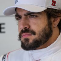Caio Castro anuncia carreira de piloto e descarta saída da TV: 'Não inviabiliza'