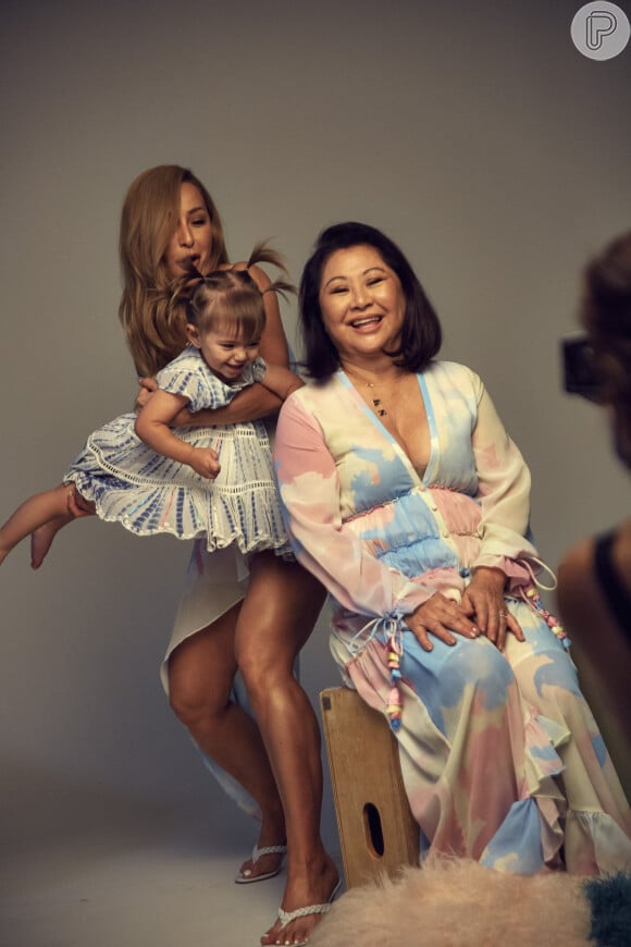 Sabrina Sato brinca com a filha, Zoe, e a mãe, Kika, em bastidores de fotos