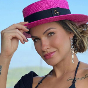 Look de grife de Andressa Suita em praia rouba a cena em foto, em 6 de setembro de 2020