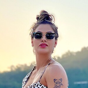 Andressa Suita posa com maiô animal print em iate