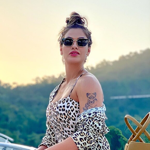 Andressa Suita posa com maiô animal print em iate