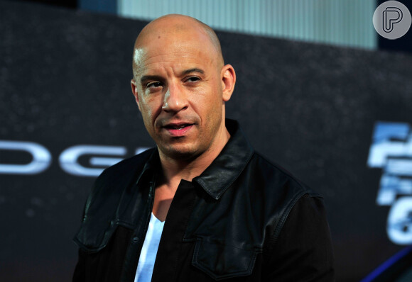 Vin Diesel estava com cabelo na foto do filme 'Sob Suspeita', de 2006
