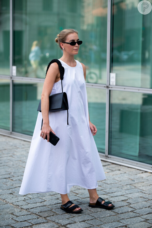 O breezy dress branco e suave deu o tom na moda das ruas
