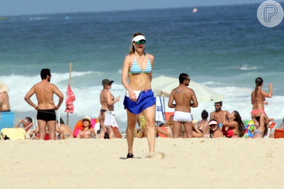 Luana Piovani mostra barriga sequinha ao caminhar na praia do Leblon, no Rio de Janeiro