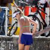 Luana Piovani mostra barriga sequinha ao caminhar na praia do Leblon, no Rio de Janeiro