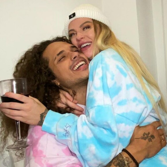 Luísa Sonza ironiza críticas por namoro com Vitão: 'Mais rica e famosa'