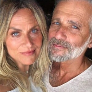 Foto de Giovanna Ewbank e Bruno Gagliasso tem filtro para mostrar o casal no futuro