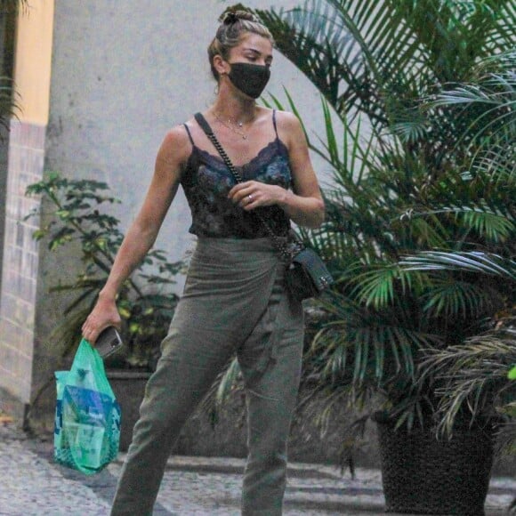 Grazi Massafera escolheu um look confortável e monocromático verde