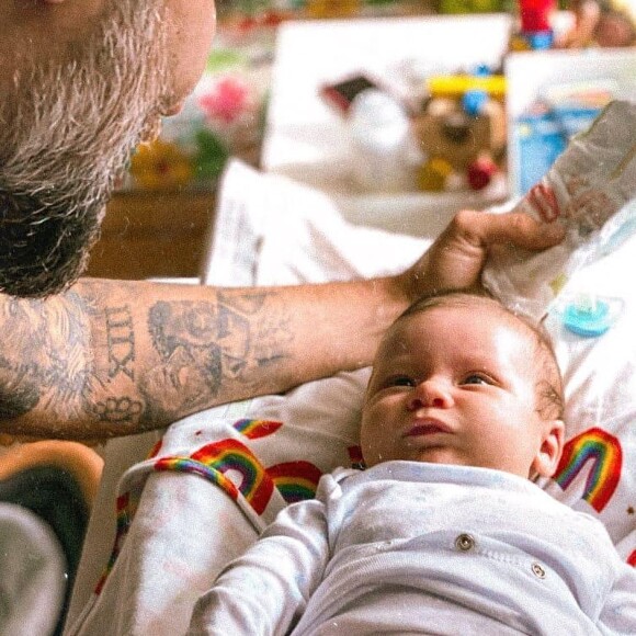 Bruno Gagliasso se emocionou em post sobre dois meses do filho caçula
