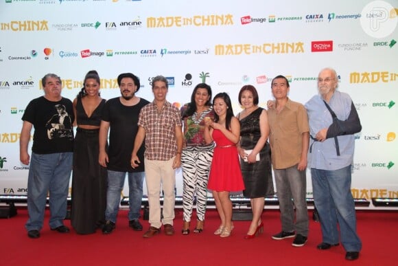 Regina Casé posa ao lado de parte do elenco do filme 'Made in China', dirigido por Estevão Ciavatta