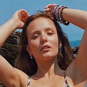 Corpo de Larissa Manoela: atriz exibe barriga definida em foto de biquíni