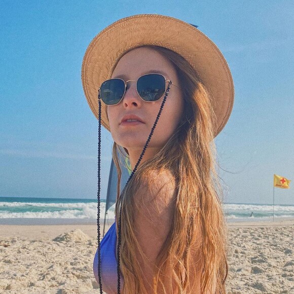 Larissa Manoela usa biquíni de cintura alta e destaca corpo em look
