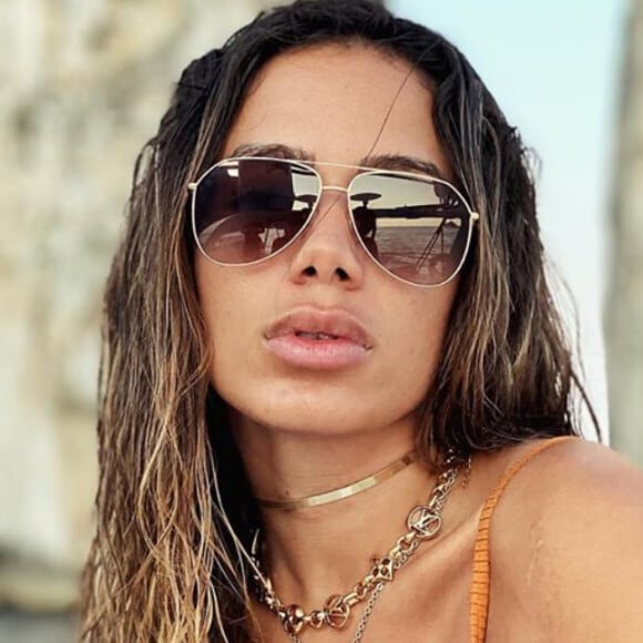 Anitta rebola de toalha ao dançar nova música, em 20 de setembro de 2020