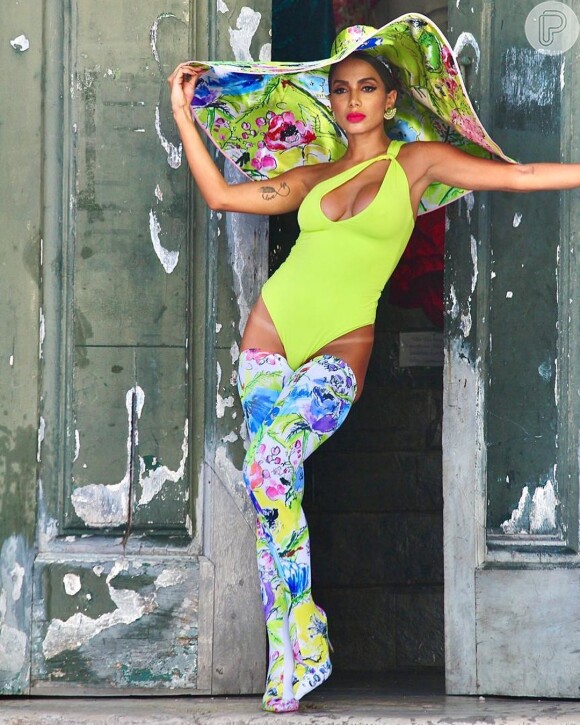 Anitta aparece de toalha dançando 'Me Gusta', hit em parceria com Cardi B